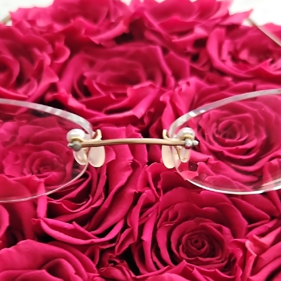Chic Gold Rimless Frame - Picture 2 of 5